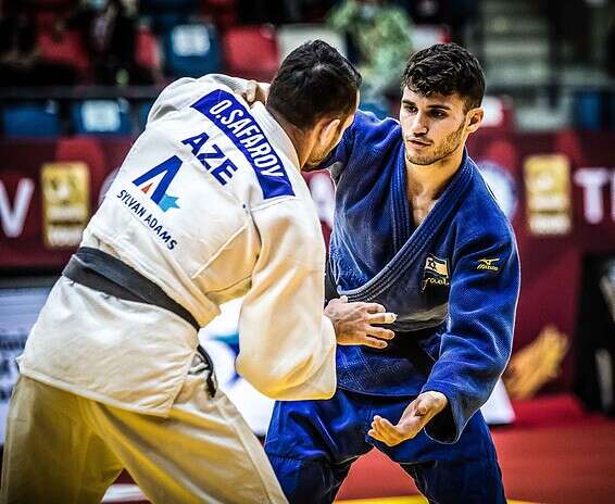 בובוביץ' רגע לפני שהעיף את האזרי // צילום: עודד קרני